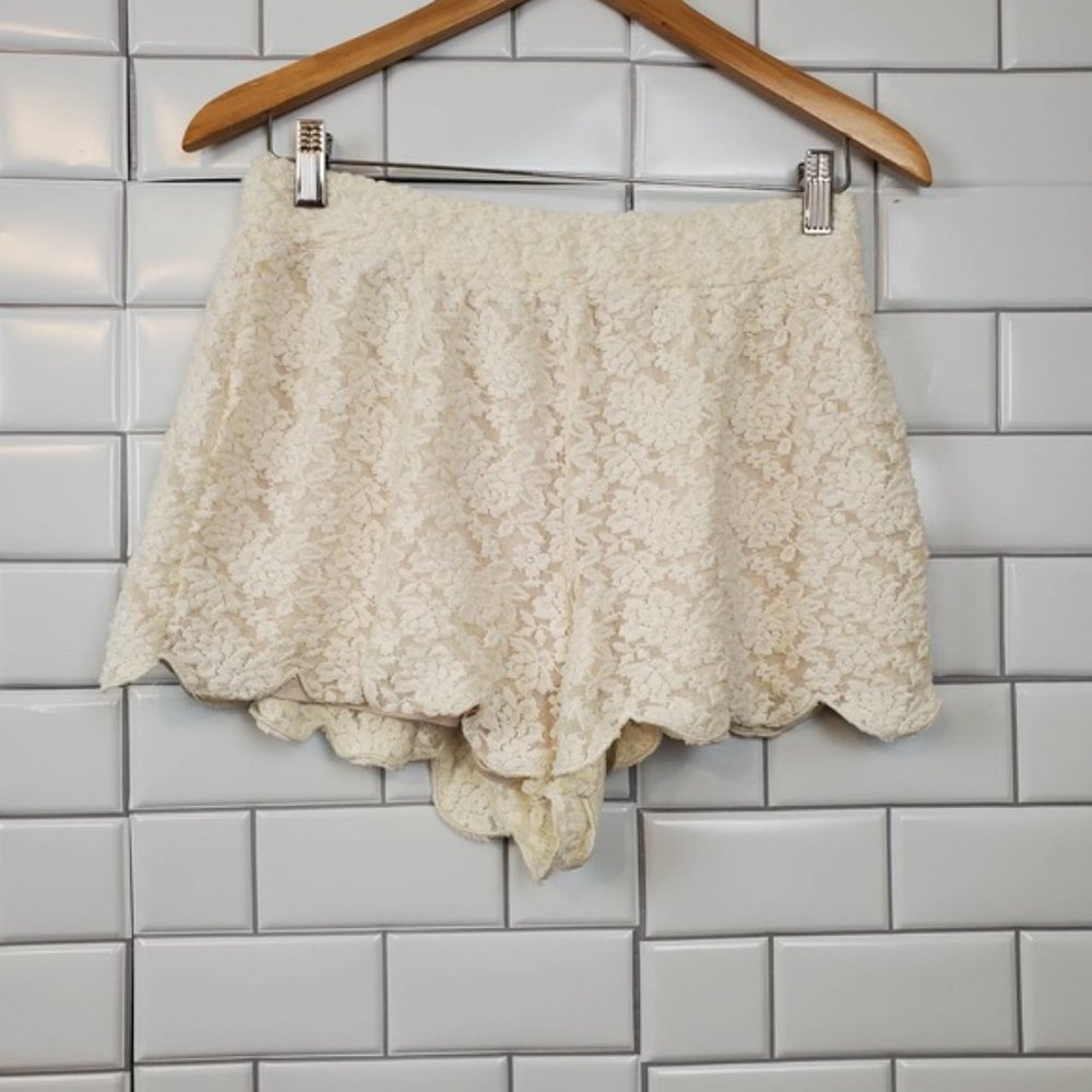FREE PEOPLE| LACE FLORAL PULL ON CREAM LINED STRETCH SHORTS WOMEN'S SIZE SMALL